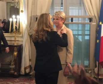 Madame Françoise MAIGNE-GABORIT, Présidente de la CNEJI, expert en évaluation immobilière près la Cour d'appel de Paris et agréée par la Cour de cassation, recoit la légion d'honneur des mains du Ministre de la Justice